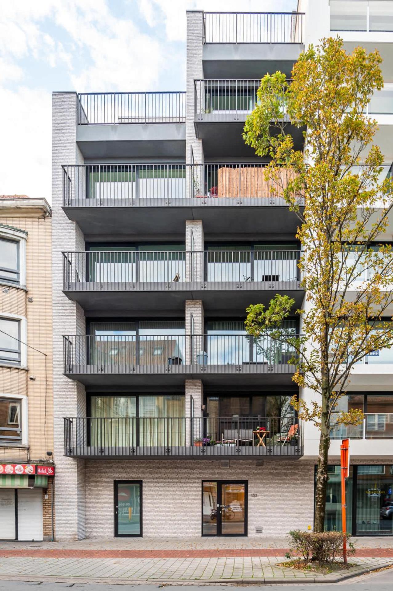 Brand New With Garden And Parking *